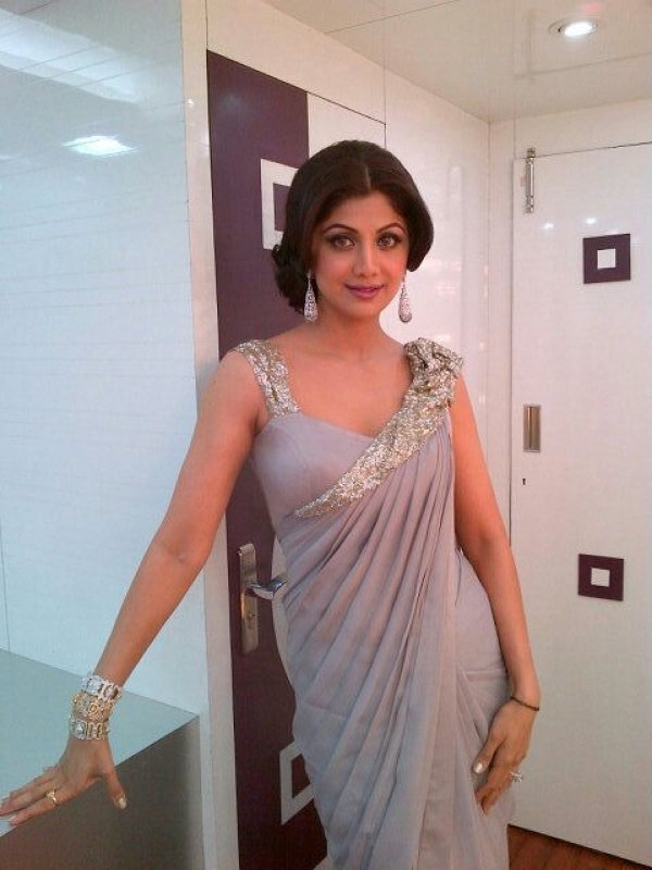 10. The Relaxed Saree Poses For Photoshoot 